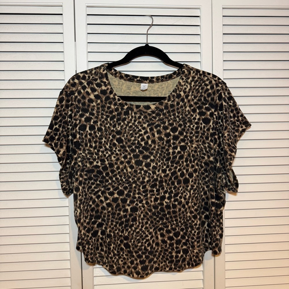 Old Navy Ultralite Leopard Print Short Sleeve Cropped Tee
